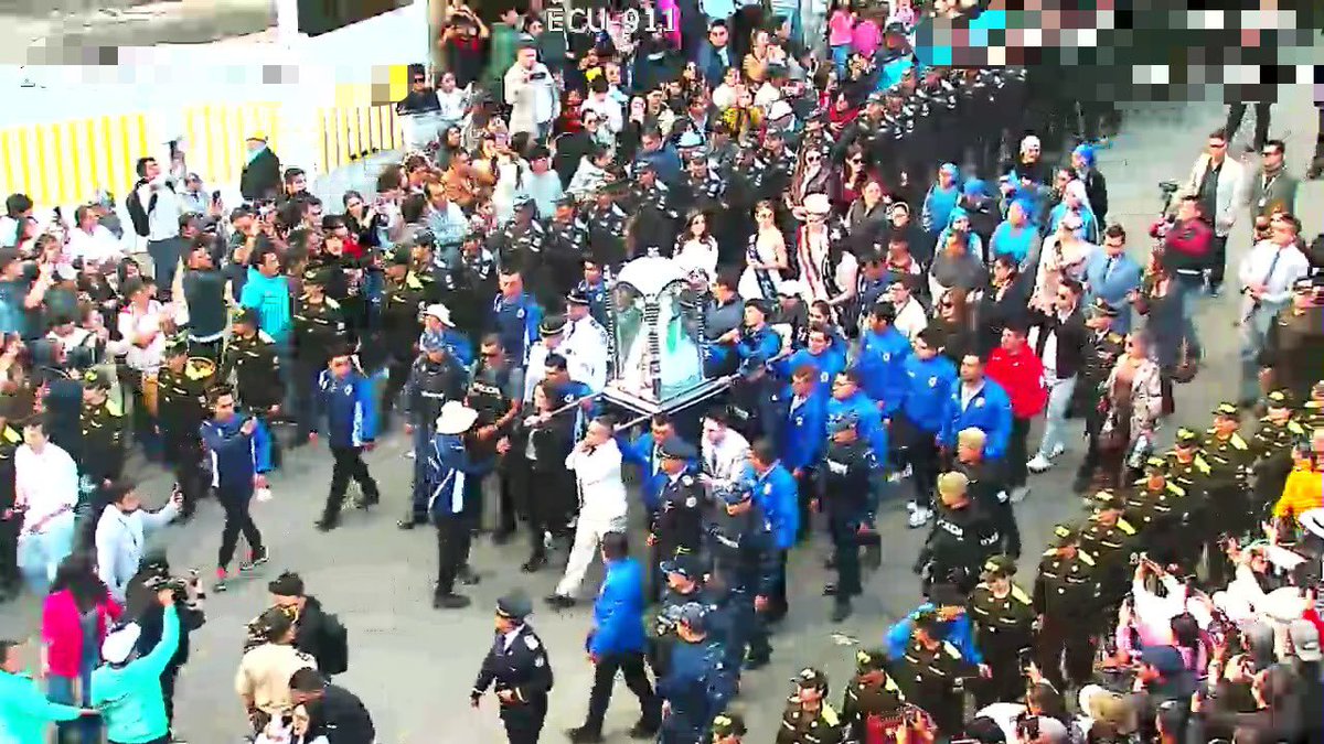 ECU911Machala1's tweet photo. 📍#Loja | Desde el #ECU911 se mantiene el monitoreo mediante videovigilancia durante el recorrido de la Romería de la Virgen de El Cisne.

🙏🏻 Tras la misa en la Zona Militar, la procesión continúa hacia la Puerta de la Ciudad y, posteriormente, a la Iglesia Catedral.

🤝 Se coordina la atención con las instituciones articuladas para garantizar la seguridad durante esta jornada.

#LíneaÚnicaParaEmergencias 9-1-1
