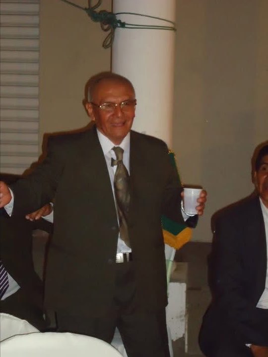 Sabigail27's tweet photo. De la nada recordé como mi abuelo escribía y escribía lo que el supuestamente iba a decir al público y lo Lamparoso que era cuando sacaba la hoja y el mencionaba; bueno yo escribí esto pero mejor lo guardo… 🤣🤣🤣 Psdt: El era eso de cuchillero de San Pedro y San Pablo. https://t.co/AKe63F3AbY