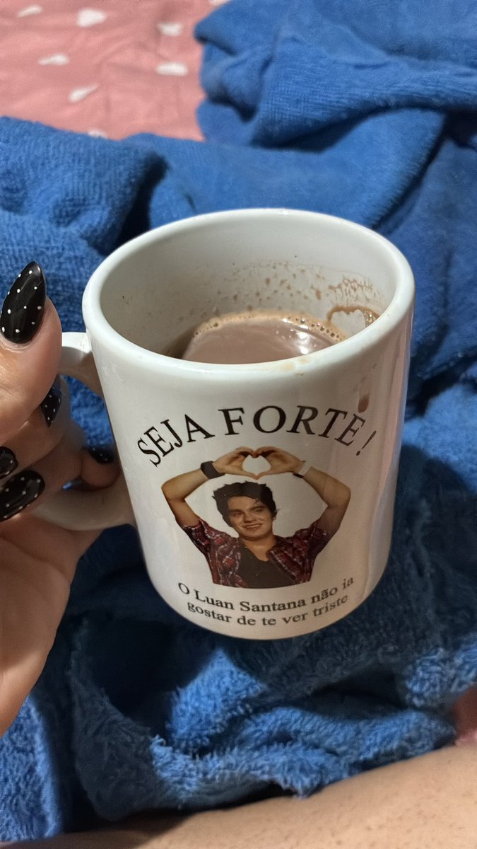 prasemprevclr's tweet photo. eu, minha caneca e meu leite com toddy não queremos guerra com ngm https://t.co/qDPx7mulPQ