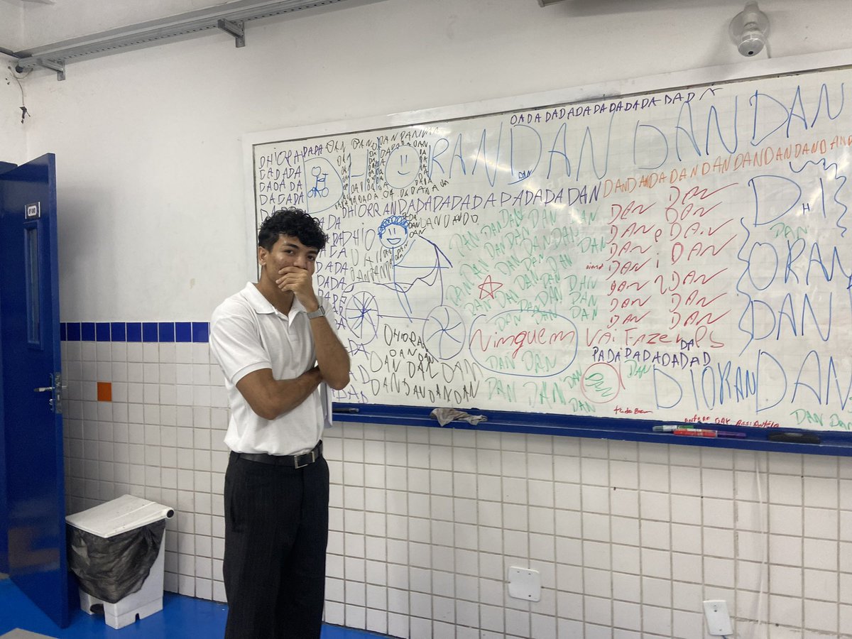 herculan0_'s tweet photo. @drivelikemary sim. e nessa aí os meus alunos do 8º ano acabaram com a tinta dos meus pincéis coloridos ☠️☠️☠️☠️☠️ https://t.co/udeAhyps7a