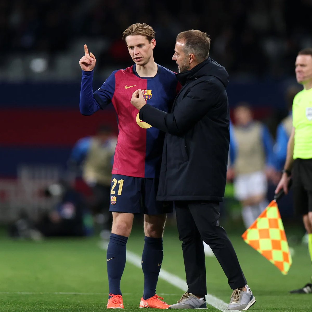 TouchlineX's tweet photo. 🚨 𝗡𝗘𝗪: Barcelona's decision to strip Frenkie de Jong of the team's captaincy was an order directly from Hansi Flick. 

— @La_SER https://t.co/E99SObpTHQ