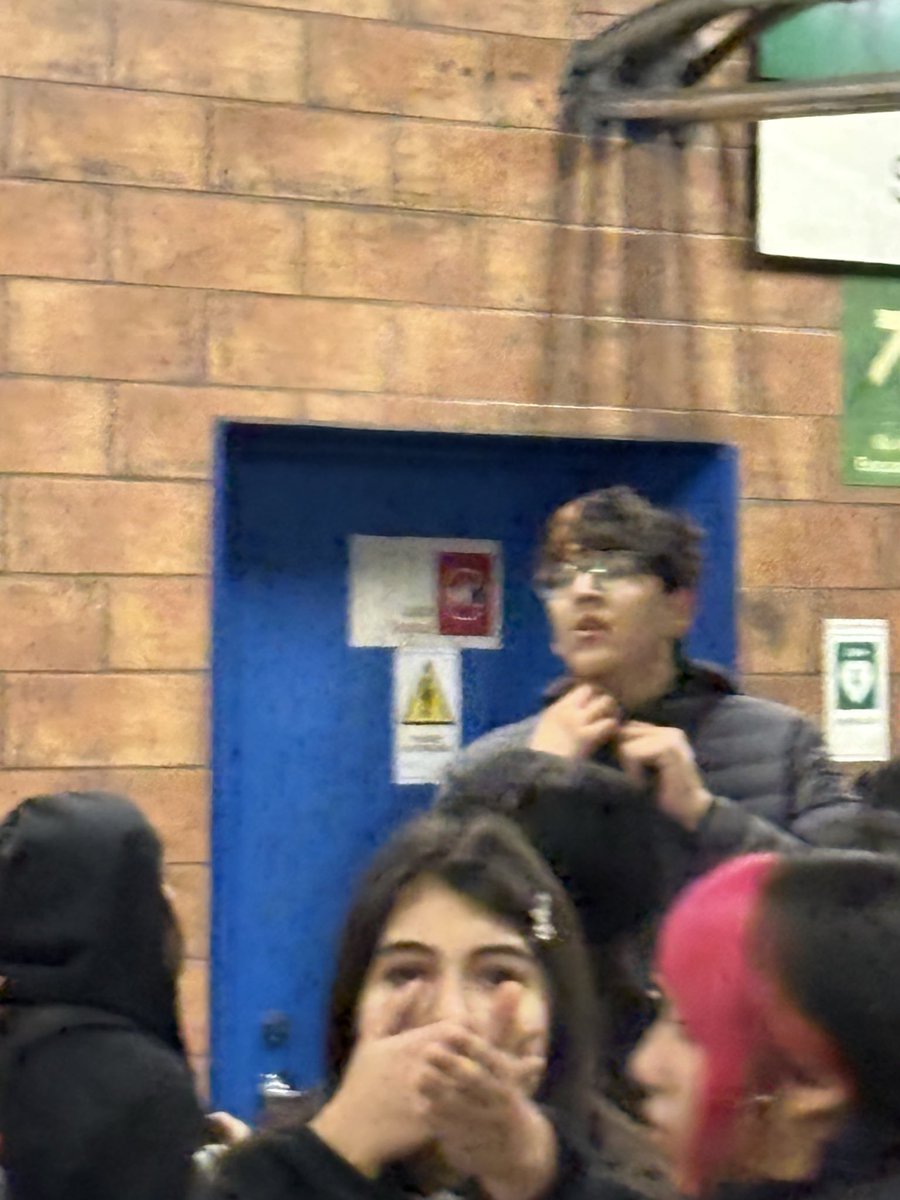 Pardonox's tweet photo. #metro santa ana
Ese ángel de luz golpeó a una guardia y a una mujer en , y las niñas del L1 dolo cuidaban, 
@metrodesantiago
 santa Ana del metro de Santiago https://t.co/q0X9qCllms
