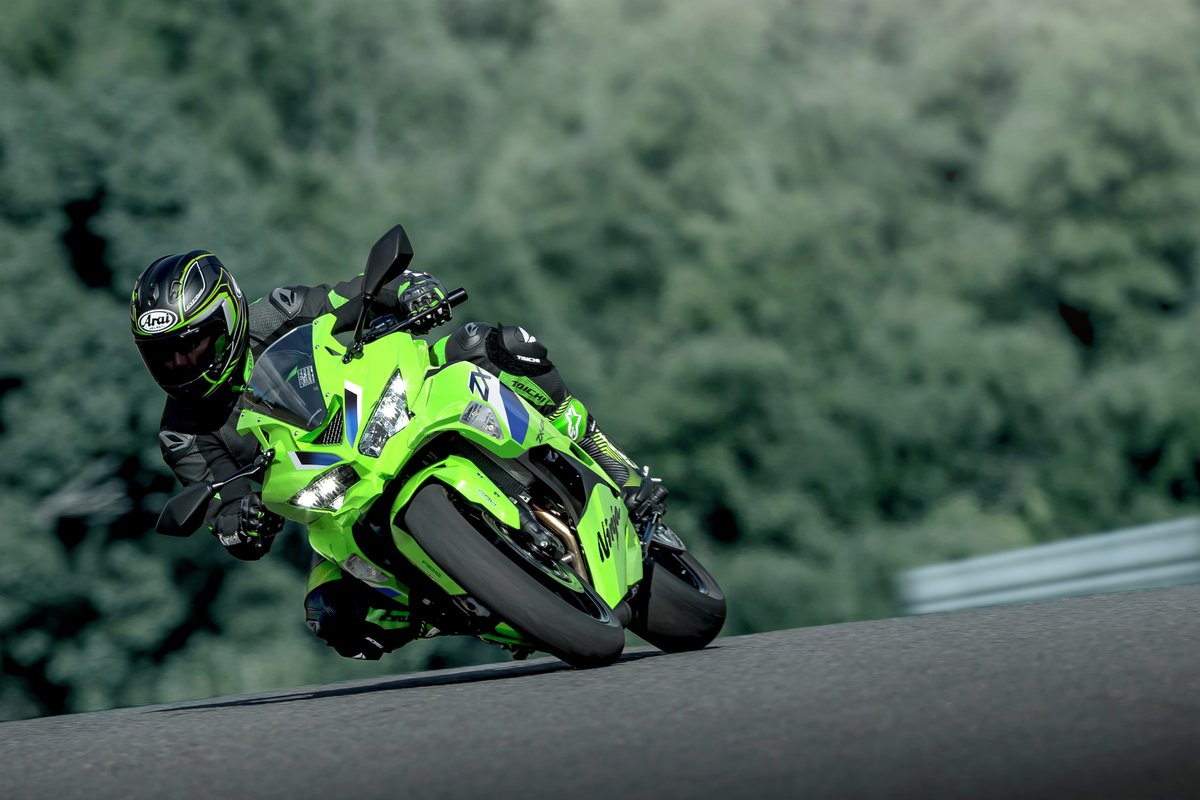 Kawasaki_JPN's tweet photo. 【Ninja ZX-4R】
見た瞬間に心を掴まれる「Ninja ZX」デザイン。
乗った瞬間に感じる本格スポーツの魅力。

街乗りからワインディング、サーキットまで走る楽しさを存分に味わわせてくれる。
走るたびにもっと好きになる一台です。

▼製品情報はこちら
https://t.co/JMMbqvkX1z
▼カタログ請求はこちら
https://t.co/zaDvZK901l

#NinjaZX4R #Kawasaki #バイクライフ
