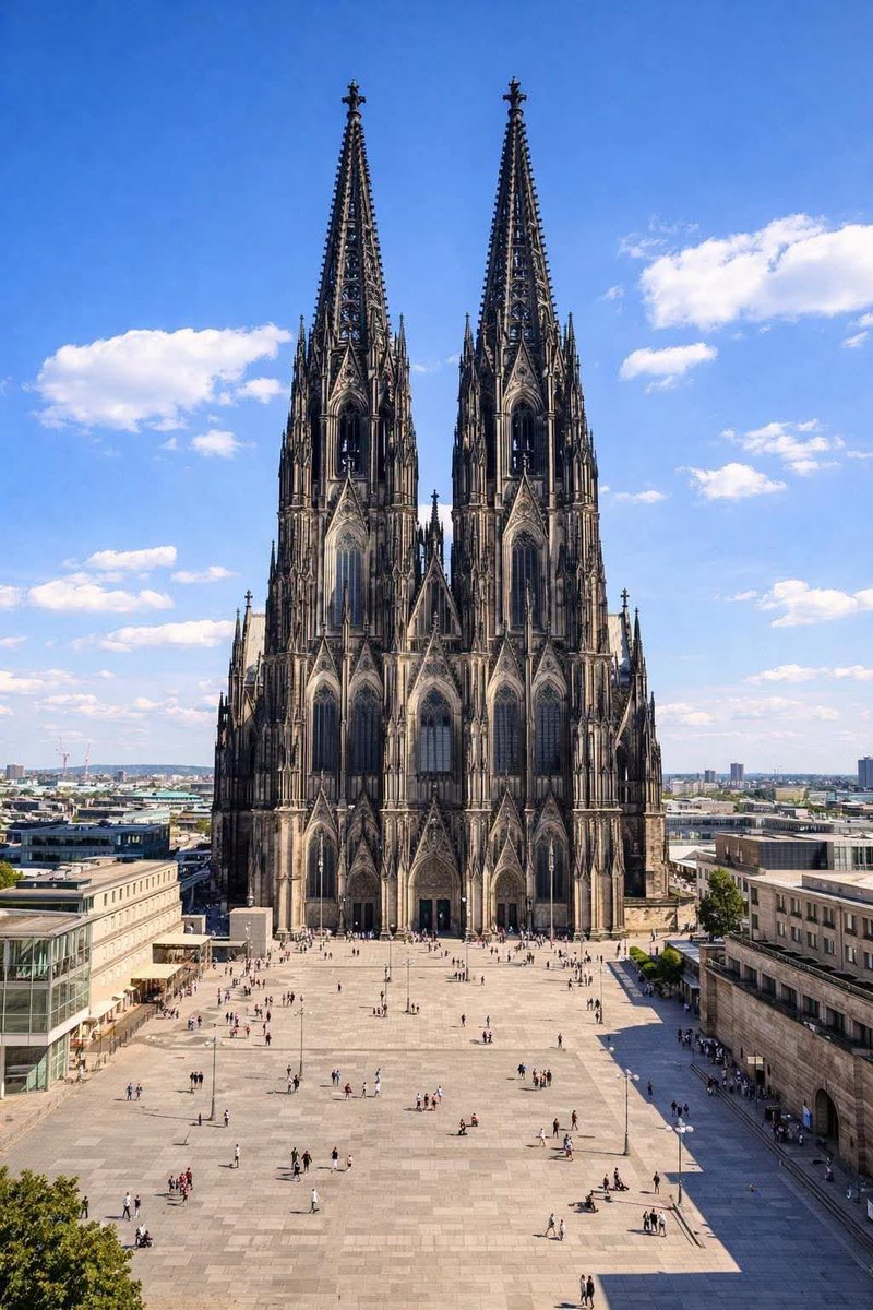 redhistoria's tweet photo. La Catedral de Colonia, situada en Alemania, es uno de los monumentos góticos más espectaculares del mundo. Su construcción comenzó en el año 1248, pero debido a constantes interrupciones, las obras se prolongaron durante un total de 632 años hasta su inauguración definitiva en 1880. Con sus imponentes torres gemelas de 157 metros de altura, llegó a ser el edificio más alto del planeta a finales del siglo XIX y hoy en día es el monumento más visitado de su país, además de estar catalogado como Patrimonio de la Humanidad por la UNESCO. En su interior se custodia el valioso Relicario de los Tres Reyes Magos, un tesoro medieval de incalculable valor artístico y religioso que atrae a peregrinos de todo el mundo.

¿La has visitado alguna vez?