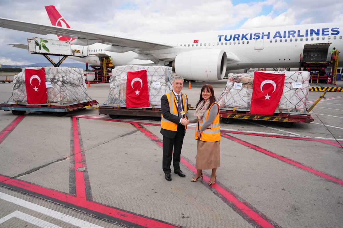 CancilleriaCol's tweet photo. Recibimos la ayuda humanitaria enviada por Türkiye para apoyar a las comunidades afectadas por el terremoto. 🇨🇴🤝🇹🇷
 
El envío incluye:
 
✅ Más de 1 tonelada de alimentos.
✅ Más de 900 mantas.
✅ 450 kg de medicamentos.
 
Agradecemos al Gobierno y al pueblo de Türkiye por su respaldo y compromiso con Colombia. 

La cooperación de nuestros aliados internacionales sigue llegando a nuestro país. 🇨🇴🤝🌎