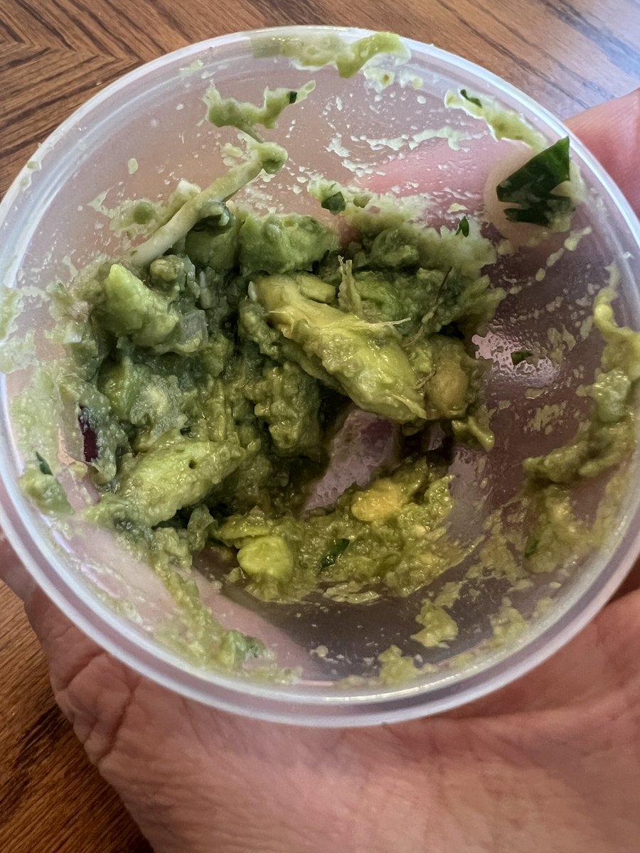 BDunleavy5's tweet photo. @ChipotleTweets love the BoGo today! 🔥🔥🔥
The guac however was horrible - had huge chunks throughout, cheese, avocado skin, and stem pieces. Also was charged for and given an extra large guac I didn’t ask for. https://t.co/7kTBbwxvg2