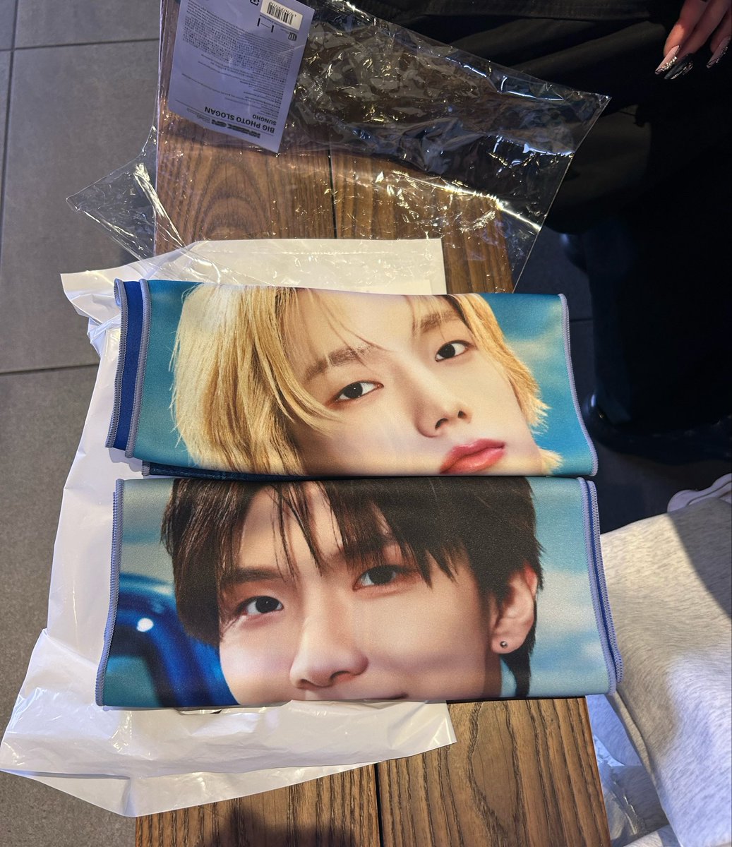 _djwsksw_'s tweet photo. 公式がタオルぶん回そー❣️とかいうから前日に買い行きましたよと。従順はオタクちゃむね~😸 https://t.co/w1LC5R2n0C