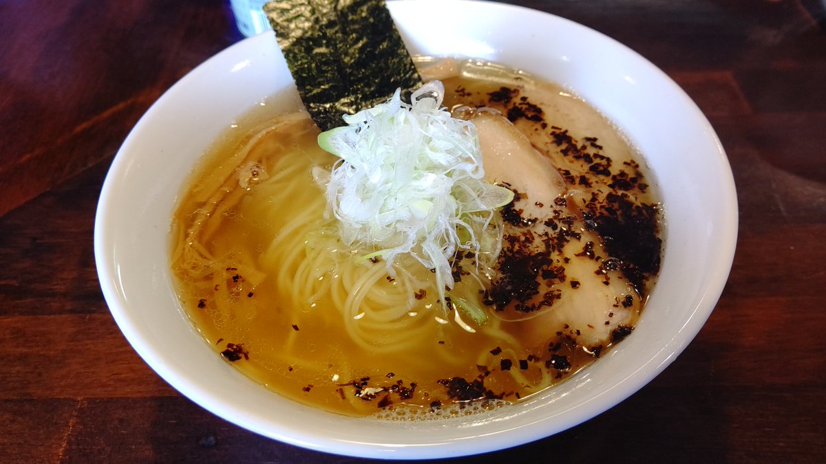 bayhama1981's tweet photo. 横浜市戸塚
カミカゼ
塩焦がしネギラーメン
神奈川淡麗系の中でも上位に入る人気店。
塩は何気に初めてだけど、期待通りの旨さ。いやなに食べても旨いしか出ない。
周りほとんどがチャーシュー飯食べてるから次回はケチらず頼もう(笑)

#ラーメン https://t.co/RNHUEUhLDR