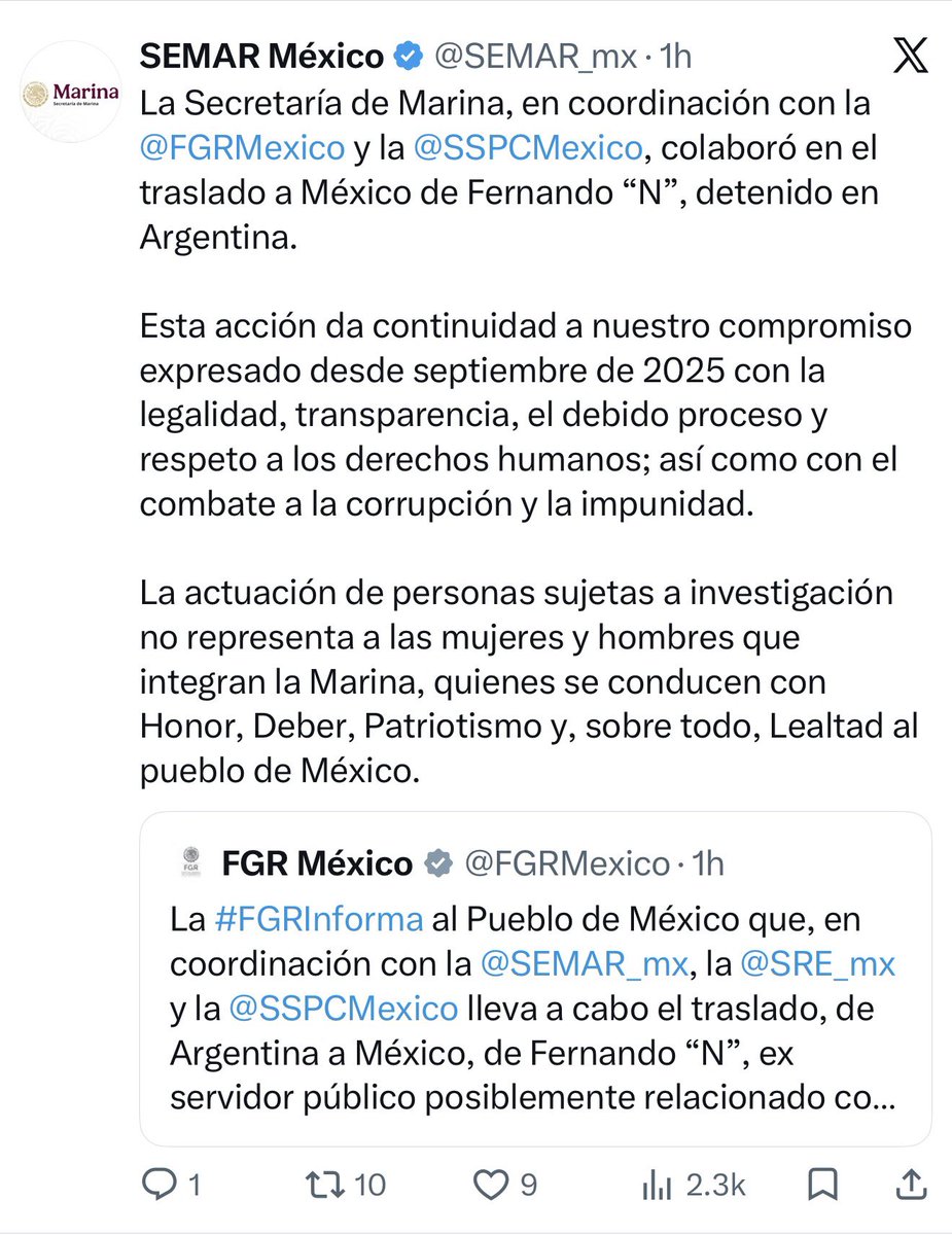 JJDiazMachuca's tweet photo. 🚨 ¡AH CARAY, SEMAR! ¿AHORA RESULTA QUE LOS PRESUNTOS DELITOS NO “REPRESENTAN” A LA MARINA?

La Secretaría de Marina (@SEMAR_mx ) sostiene que las personas investigadas “no representan” a las mujeres y hombres que integran la institución.

Muy bien. Pero eso no responde lo importante:

¿Qué responsabilidad institucional existía cuando presuntamente ocurrieron los hechos?

Fernando Farías Laguna no era un civil ajeno a la Marina.

Era contralmirante, y las investigaciones lo señalan por su presunta participación en una red de huachicol fiscal relacionada con aduanas marítimas, en la que se habrían aprovechado grados, cargos, relaciones y vínculos dentro de la propia Secretaría de Marina.

Entonces, SEMAR, explíquenos:

¿Mientras presuntamente ocurrieron los hechos sí era contralmirante de la Marina y ahora que está detenido ya no cuenta para la historia institucional?

Porque una cosa es afirmar que sus presuntas conductas no representan los valores de la Marina, y otra muy distinta borrar quién era, qué grado tenía y dentro de qué estructura se encontraba cuando presuntamente sucedieron los hechos.

Y ya entrados en aclaraciones… 😂

¿Y su tío político, el almirante Rafael Ojeda Durán, quien entonces era secretario de Marina, qué es ahora? ¿También ya no cuenta? ¿O ya tampoco era su tío?

Es pregunta, SEMAR.

Pero falta subir hasta arriba de la cadena de mando:

¿Y qué pasó con Claudia Sheinbaum (@Claudiashein ), titular del Ejecutivo y Mando Supremo de las Fuerzas Armadas?

Porque cuando se presume a las Fuerzas Armadas, el mando llega hasta arriba.

Entonces también corresponde preguntar a Sheinbaum:

¿Qué explicación da, como Mando Supremo, sobre los controles, la supervisión y la cadena institucional de una Marina en la que altos mandos son señalados por presuntamente haber utilizado sus cargos y relaciones para operar una red de esta magnitud?

Aquí no se le está atribuyendo ningún delito.

Se le está exigiendo una explicación por su responsabilidad institucional como cabeza del mando de las Fuerzas Armadas.

Y de una vez que la Suprema Corte de Justicia de la Nación (@SCJN ) y su ministra Lenia Batres Guadarrama nos expliquen jurídicamente hasta dónde llega este deslinde de la SEMAR.

Porque una cosa es que las responsabilidades penales sean individuales y las determinen los tribunales.

Otra muy distinta es pretender que el grado, los cargos, el parentesco, los controles y la cadena de mando que existían cuando presuntamente ocurrieron los hechos desaparezcan con un comunicado.

Honor, Deber, Patriotismo y Lealtad…

¿y la responsabilidad institucional para cuándo?