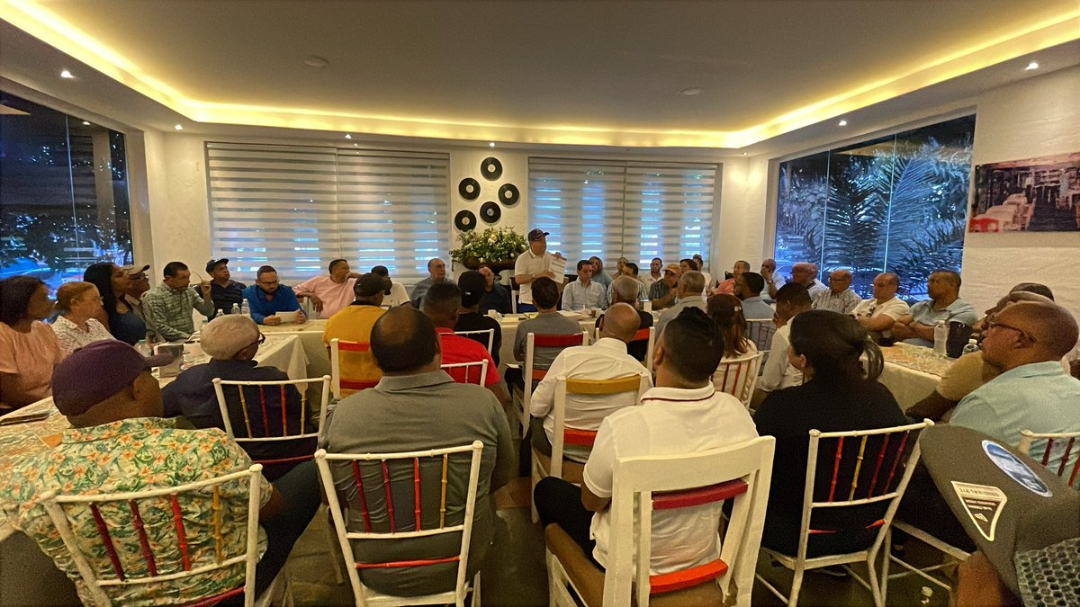 VictorFadulL's tweet photo. Ahora desde La Vega, en reunión de evaluación de los trabajos del Proyecto Presidencial de @FJavierGarciaF, revisando avances, afinando la estrategia y preparando el triunfo del 18 de octubre, para hacer realidad un gobierno que sí funcione. 🇩🇴 https://t.co/02YvsTvrHM