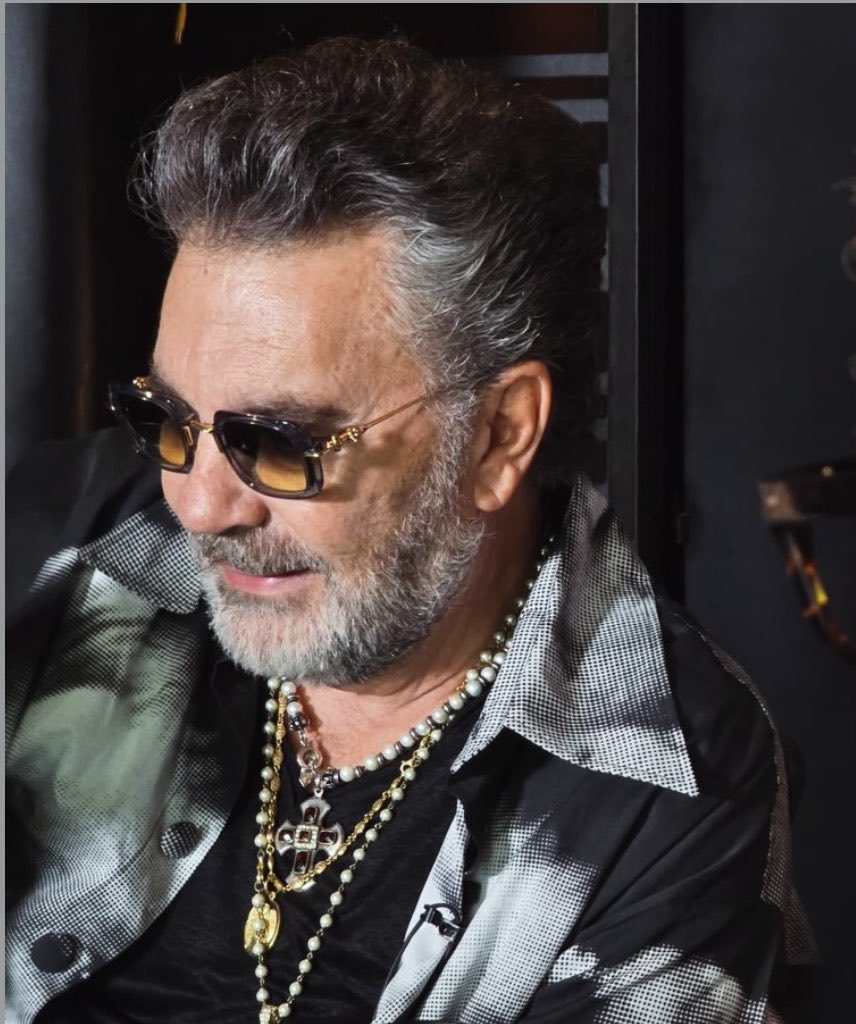 Cath_lha's tweet photo. Enamorada de él, de su cabello, de su barba, de su estilo, él, él, él 😩🩶 https://t.co/Uv3oYpMRmV