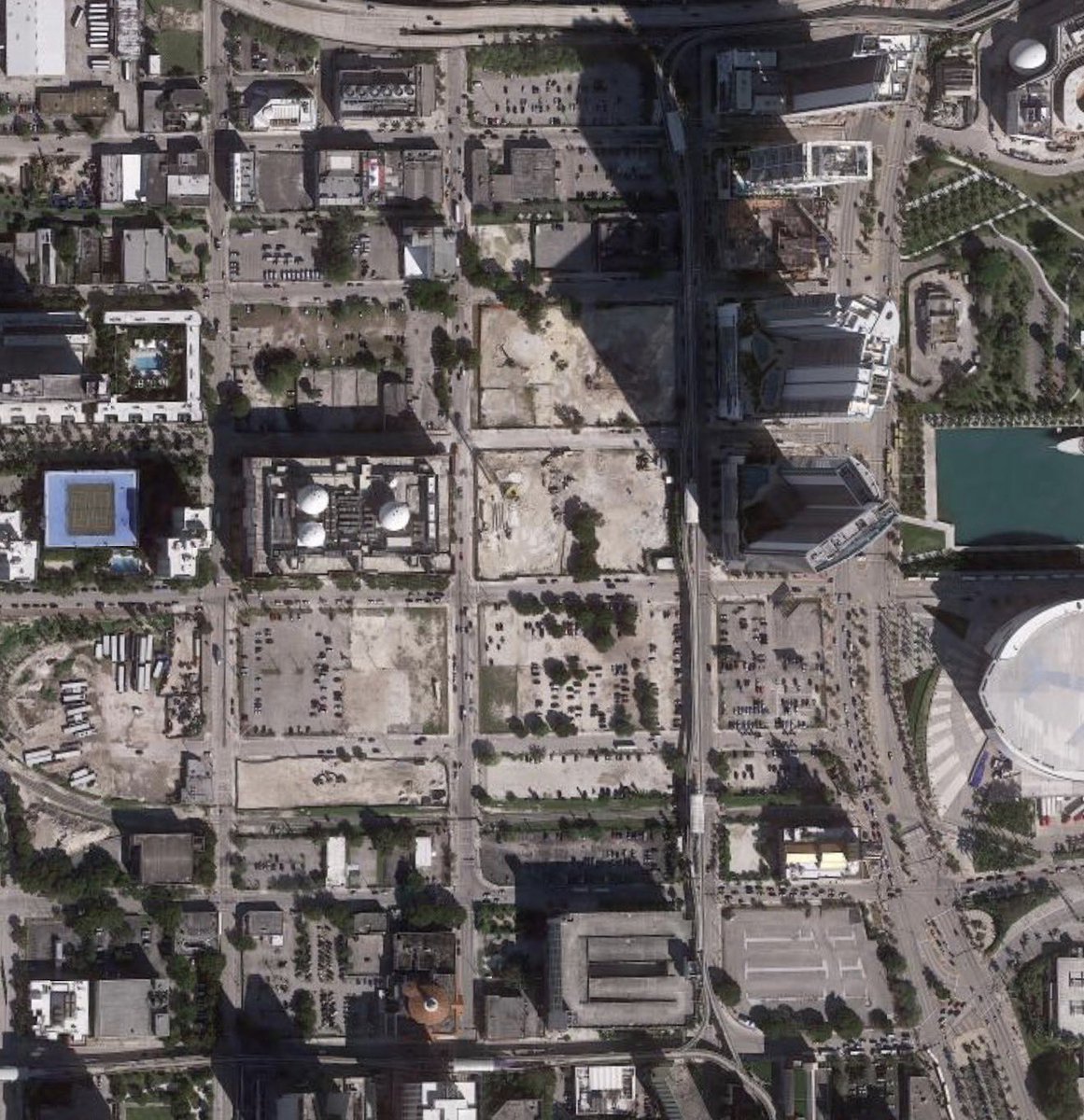 OfficialJoelF's tweet photo. The downtown Miami @RockstarGames saw when scouting for GTA 6 vs how it looks now 

*based on recent leaks https://t.co/IBXxfCzcfA
