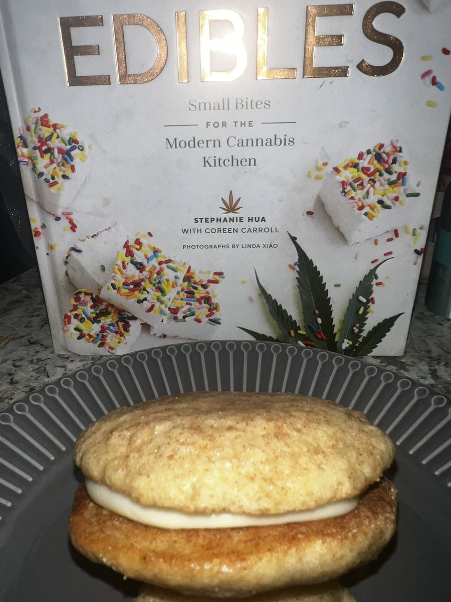 AbbyAlexBackup's tweet photo. I made these infused homemade banana snickerdoodle cream pies!
They’re soooo delish! Wanna split one and then you turn me into a cream pie?! ;)
I already ate my half! Here’s yours… Hope you like the plate, #freak..
#torta #cookie #creampie #baked #stoner https://t.co/zPxmlAduxq