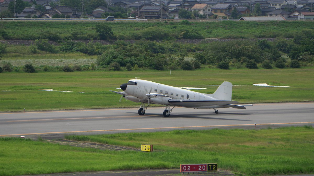 Rebanirarara's tweet photo. 1945年製造とのことでほんとすごいですね。自分とはまさかの65歳差です！！
とても貴重な機体に遭遇できて本当に光栄です。

✈️ Douglas DC-3-65TP  N882TP
📍 富山空港 RJNT（富山高山すし空港）
  National Test Pilot School 🇺🇸

2026.08.20 
#富山 #富山空港 #DC3 https://t.co/37DiGLB2QA