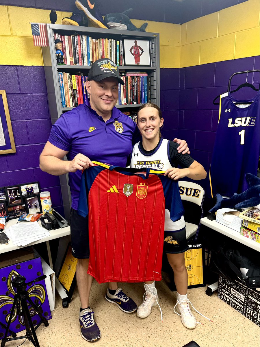 Coach_Beckmann's tweet photo. The Return of Ed! - Thank you to Edurne Díaz @Edurne16_ &amp; the Díaz family for this amazing gift! 🇪🇸 Soccer jersey from Spain following their World Cup victory! 🏆 I love coaching players from all over the world! 🙏🐯🏀 #FullGeaux 💜💛 @LSUEBengalsWBB https://t.co/BEAtJ9WhZ6