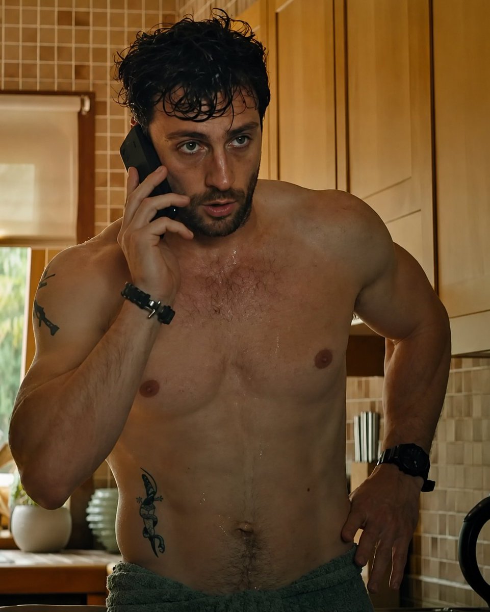 _XMENS_'s tweet photo. O verbo feio não pode ser usado de jeito nenhum para descrever o Aaron Taylor-Johnson https://t.co/OLBjtWMRer