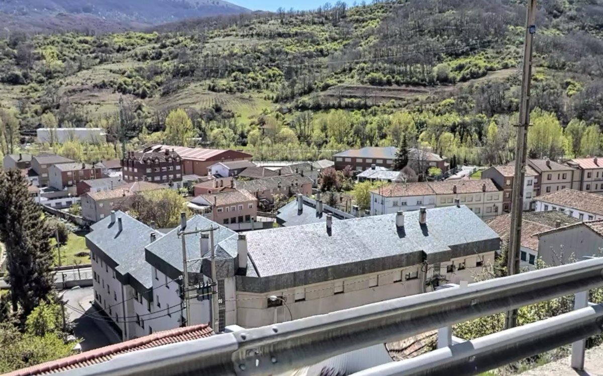 casa_cuartel's tweet photo. #cadadíauncuartel (1686)
Hoy vamos a conocer la #casacuartel de #LaPolaDeGordón (León):

📐 Antonio de Orbe Clavera
💶 @guardiacivil 
🗓 1984-1989
📍 42,85662° N, 5,67434° O
🏘️ Ha llegado a disponer de 25
1/4 https://t.co/0lZbH3LD6Z