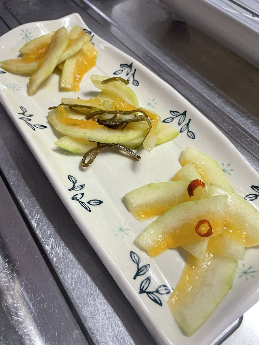 __kaju__'s tweet photo. 黄色いスイカを1玉いただいた

「皮も無駄にするまい！」と浅漬けに。

味は
・塩昆布
・ポン酢
・昆布茶

3種類とも、めちゃくちゃ美味しくできた。
😋

…ただし。

出来上がった量、2.8kg。😳

しばらく毎日、「スイカ浅漬け」を食べることになりそうです。😅 https://t.co/3WTdX4W8QF