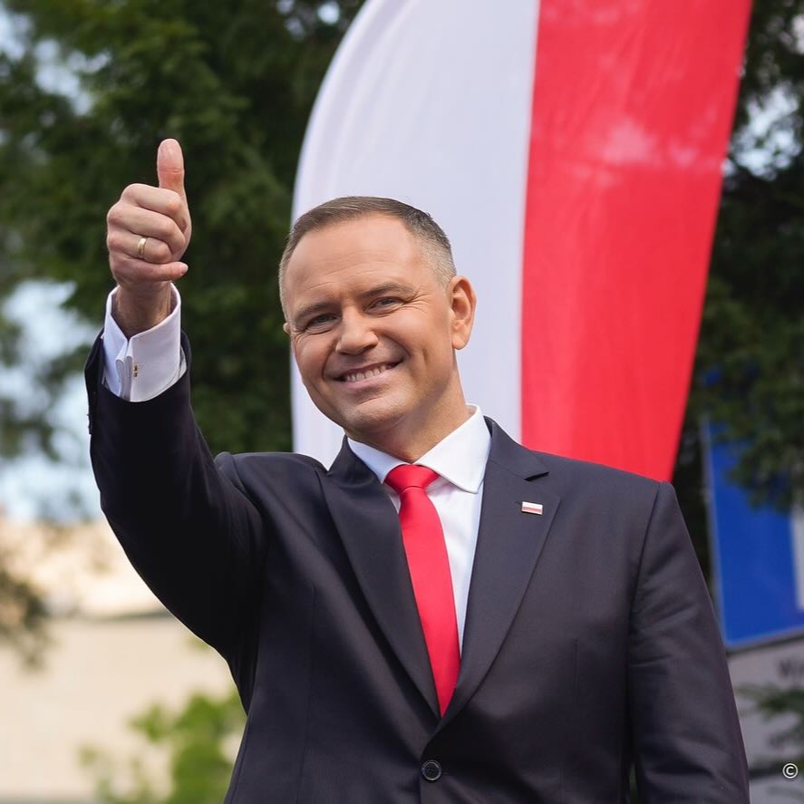 EwaZajaczkowska's tweet photo. I to jest dobra decyzja❗ Prezydent @NawrockiKn zablokował złą ustawę "Lex Szarlatan", która tak naprawdę powinna nazywać się "Lex Big Pharma"❗ 👏

Koalicja Tuska, pod pretekstem walki z oszustami (co jest zasadniczo słuszne!), stworzyła przepisy wspierające interesy wielkich koncernów farmaceutycznych i otwierające drogę do nakładania kar i niszczenia polskich firm zielarskich, sprzedawców suplementów oraz całego sektora medycyny naturalnej. Prezydent słusznie nie podpisał tej ustawy i skierował ją do Trybunału Konstytucyjnego, proponując jednocześnie swój projekt, który nie będzie realizował interesów Big Pharmy i da gwarancję wolności debaty naukowej i swobód obywatelskich. To pokazuje, że drzwi dla projektu koalicji Tuska pozostaną u Prezydenta zamknięte. I bardzo dobrze! 👍

Oczywiście, że należy zwalczać oszustów, którzy z premedytacja dają ludziom złudne nadzieje na leczenie i czerpią z tego korzyści, stąd alternatywny projekt prezydencki. Ale projektu rządu nie wolno było podpisać, bo to legislacja tworzona pod dyktando wielkich koncernów farmaceutycznych, zarazem dająca ogromne uprawnienia Rzecznikowi Praw Pacjenta - przy tak niejasnych przepisach tego projektu to od jego "widzimisię" zależałoby kogo uzna za koniecznego do ścigania za "praktyki pseudomedyczne", a jednym z jego narzędzi miały być kary do miliona złotych.

Konfederacja głosowała w Sejmie przeciwko tej ustawie i to była jedyna właściwa decyzja. Bardzo dobrze, że Prezydent nie uległ presji głównego nurtu i stanął po stronie Polaków! 🇵🇱