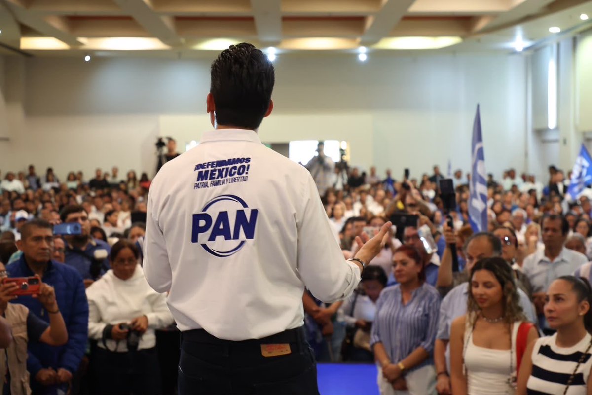 JorgeRoHe's tweet photo. ¡Muchas felicidades querida @anacristinalede por asumir la presidencia del Comité Estatal del @VeracruzPAN! 🔵

Estoy seguro de que con tu liderazgo, compromiso y amor por tu tierra viene una gran etapa para @AccionNacional en Veracruz.

Cuenta conmigo y con todo el partido para seguir trabajando juntos por las familias veracruzanas. ¡Enhorabuena, Presidenta! 

#PatriaFamiliaYLibertad