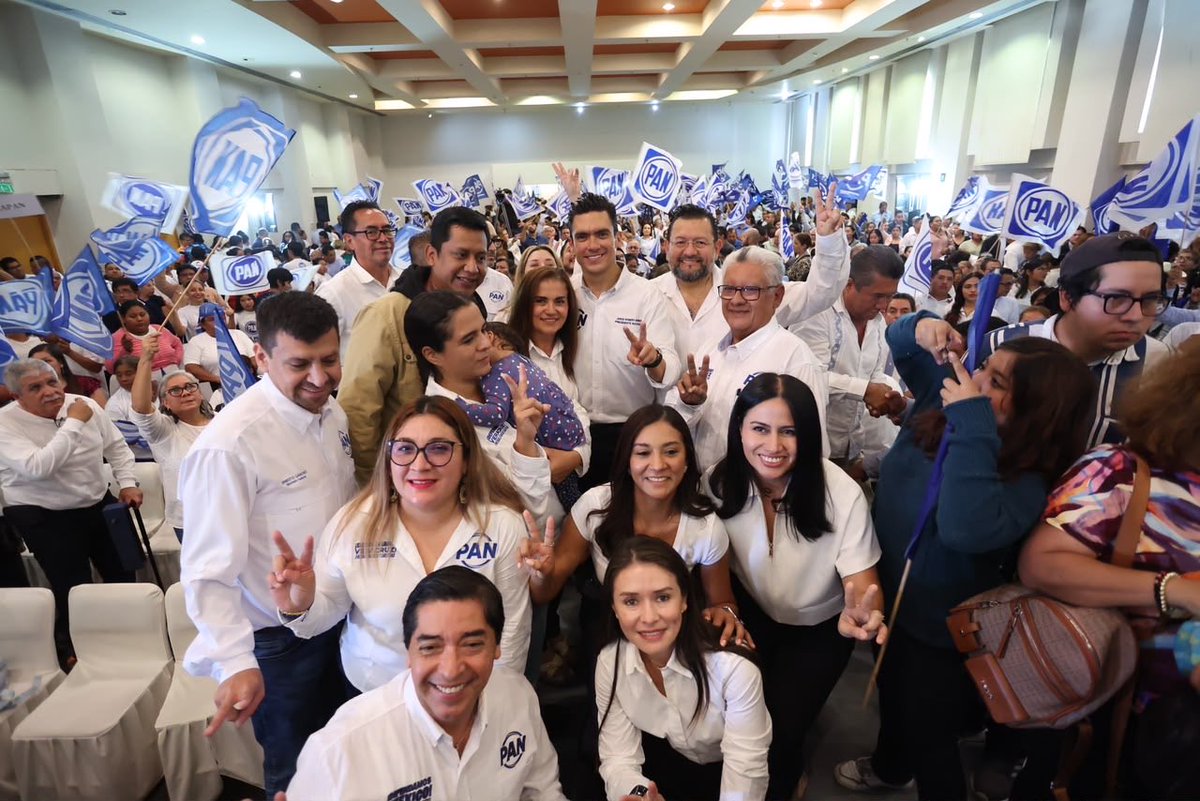 JorgeRoHe's tweet photo. ¡Muchas felicidades querida @anacristinalede por asumir la presidencia del Comité Estatal del @VeracruzPAN! 🔵

Estoy seguro de que con tu liderazgo, compromiso y amor por tu tierra viene una gran etapa para @AccionNacional en Veracruz.

Cuenta conmigo y con todo el partido para seguir trabajando juntos por las familias veracruzanas. ¡Enhorabuena, Presidenta! 

#PatriaFamiliaYLibertad
