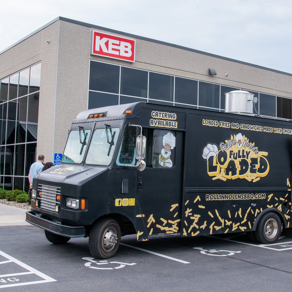 KebAmerica's tweet photo. Rollin Nolen's BBQ was so nice, we had to have it twice!
After a great visit earlier this summer, Rollin Nolan's BBQ returned to KEB to serve up another delicious lunch. Thanks again for stopping by!

#KEB_America #foodtruck #barbeque #companyculture #lunch #BBQ https://t.co/ijoOEFOHyY