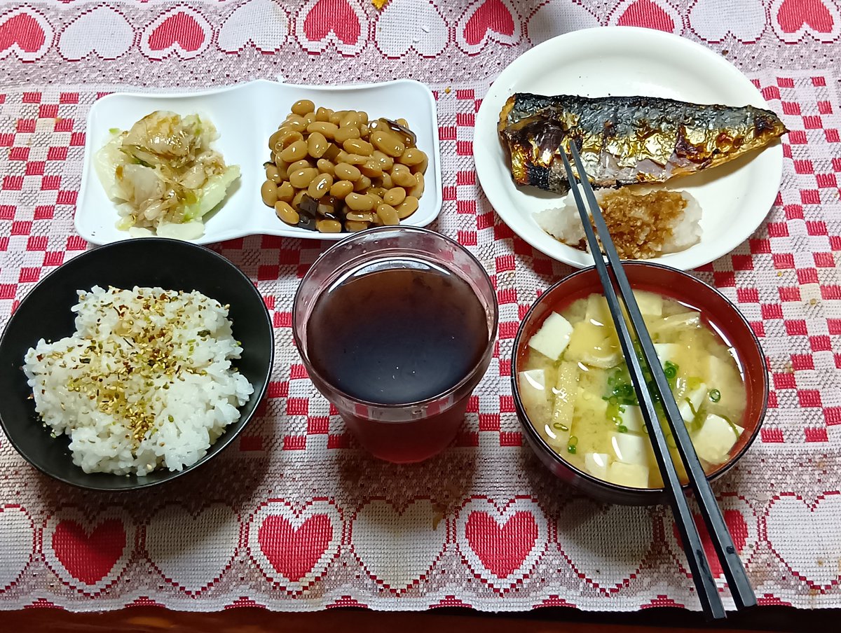 hir7148's tweet photo. 19日の夕飯は、塩サバ＆大根おろし、煮豆、白菜漬、豆腐と油揚げとネギの味噌汁、わさびふりかけご飯。
20日は、カツ丼と赤だし。
まだまだ気圧の変動でしんどいので、簡単メニユーがつづくかも？ https://t.co/eGjs9tXJWB