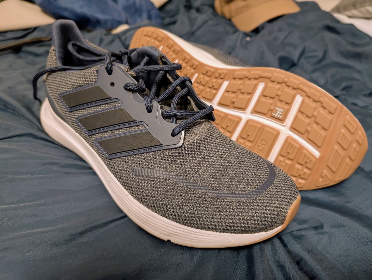 KnoxSe7eN's tweet photo. Got a brand new pair of shoes for $14! And this time they fit 🤣 https://t.co/JpAuo5M7aV