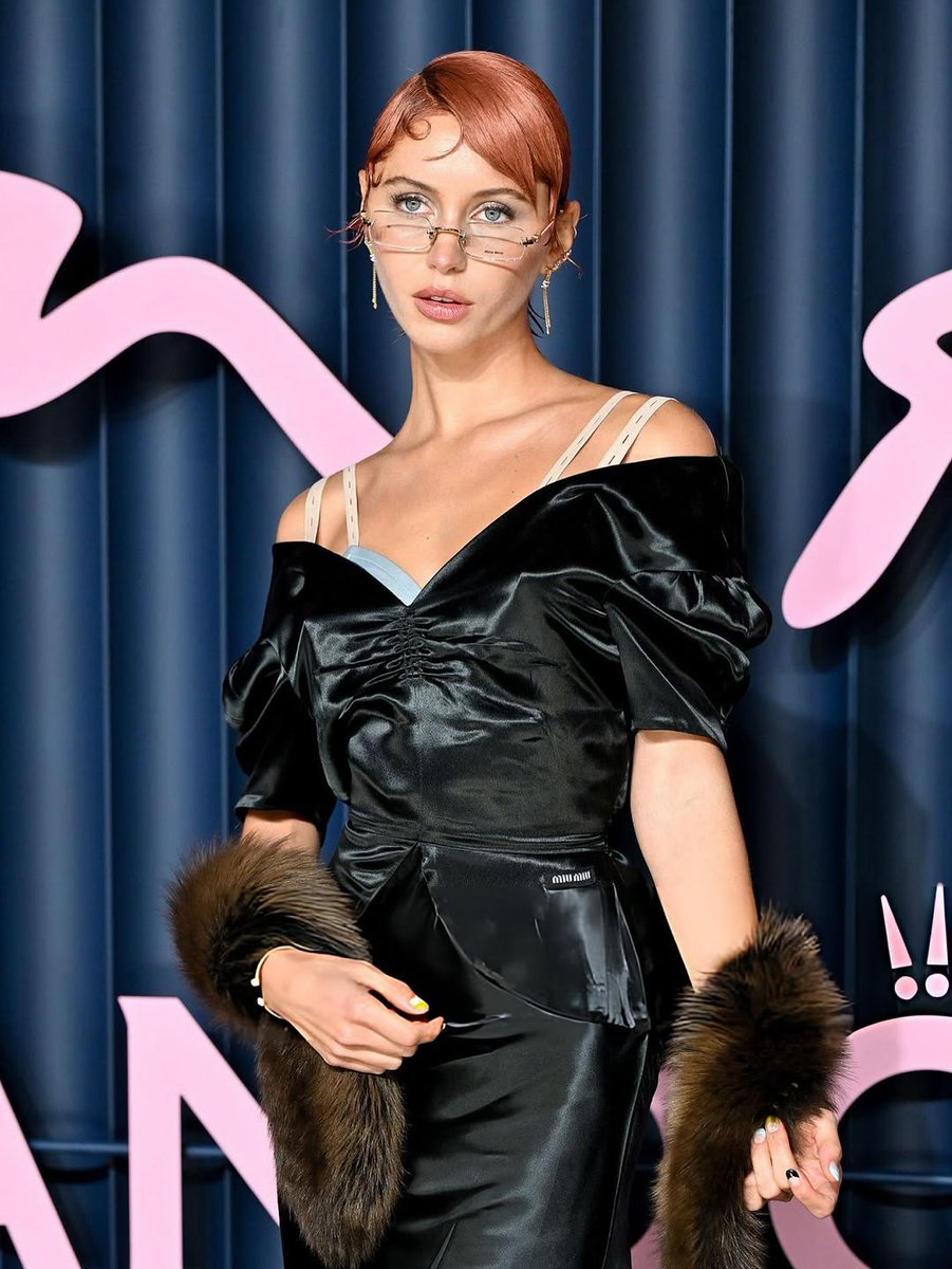 lirisaw175's tweet photo. british fashion awards with  🧺🤍 https://t.co/R146nDVHuY