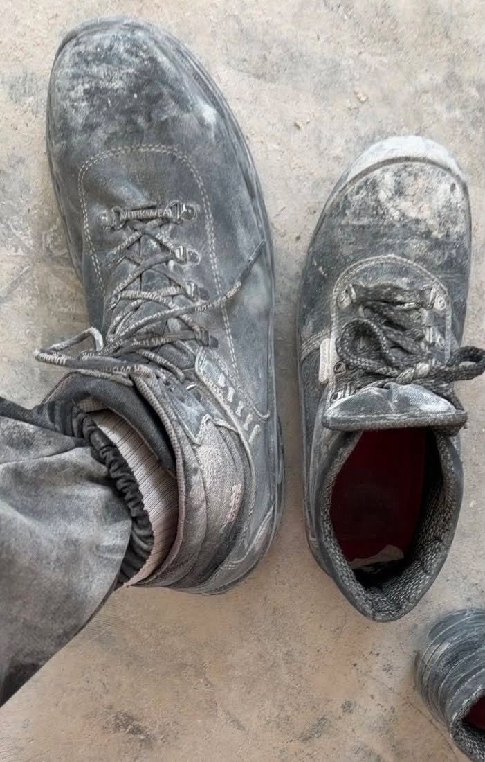 FeetMassive's tweet photo. look how tiny even “big” 13s look next to my size 22 boots. They’re still kinda tight on my toes tho :/ https://t.co/EA6KMSgjV9