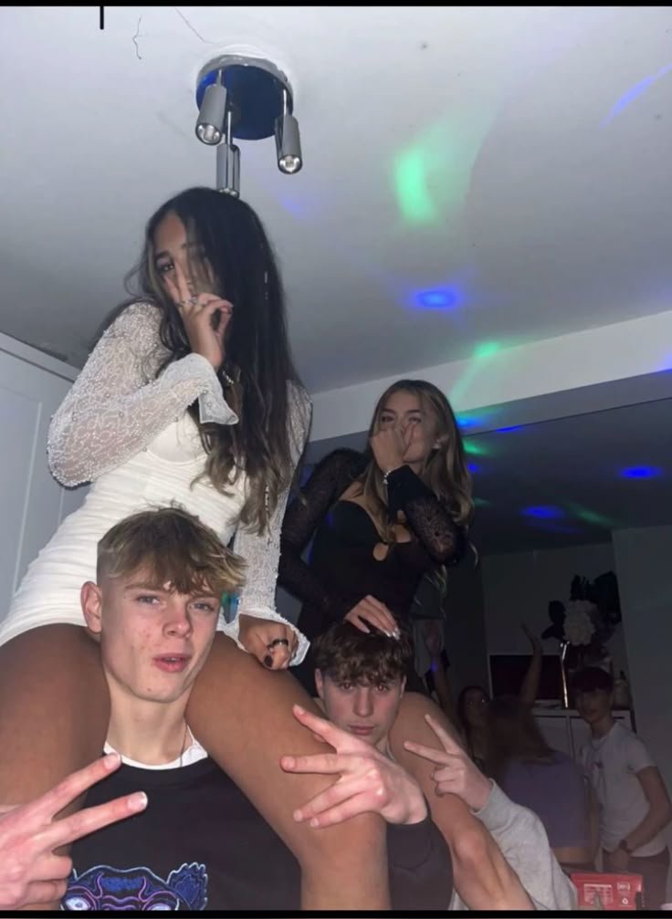 rodrigo_te_amo6's tweet photo. #AU | 2p2 | #julienzo #nahuelxrodr

Donde juli y Enzo al fin van a tener su Primera cita, pero a Enzo no lo dejan salir solo y tiene que Ir su hermano mayor (rodri) 

O 

Donde juli lleva a su hermano mayor nahuel y termina siendo un 2p2. https://t.co/445dk7j5kF