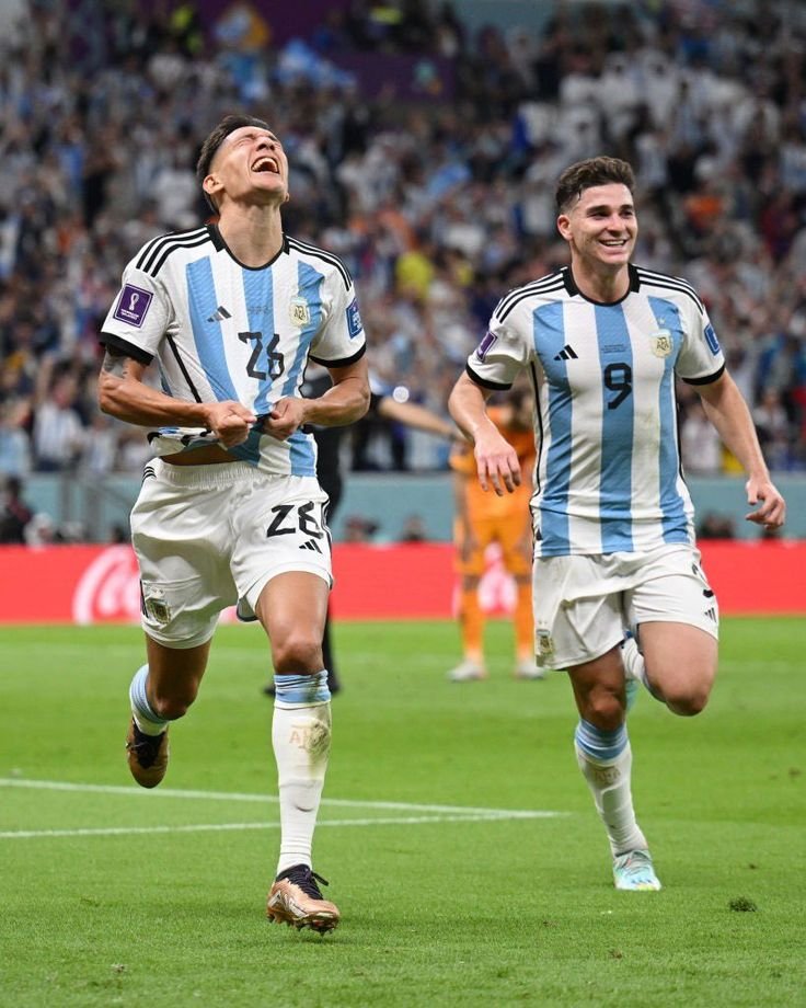 rodrigo_te_amo6's tweet photo. #AU | 2p2 | #julienzo #nahuelxrodr

Donde juli y Enzo al fin van a tener su Primera cita, pero a Enzo no lo dejan salir solo y tiene que Ir su hermano mayor (rodri) 

O 

Donde juli lleva a su hermano mayor nahuel y termina siendo un 2p2. https://t.co/445dk7j5kF