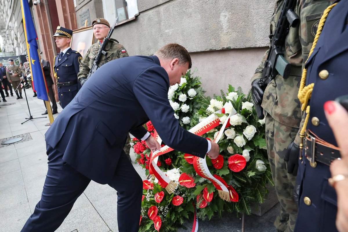 M_Syska's tweet photo. 20 sierpnia 1944 r. nad budynkiem warszawskiej PAST-y załopotała biało- czerwona flaga: symbol determinacji i heroizmu jej zdobywców z batalionu "Kiliński"; symbol największego zwycięstwa militarnego tamtych dni; symbol, który dodawał otuchy walczącej Warszawie. https://t.co/IoH19FzQGS