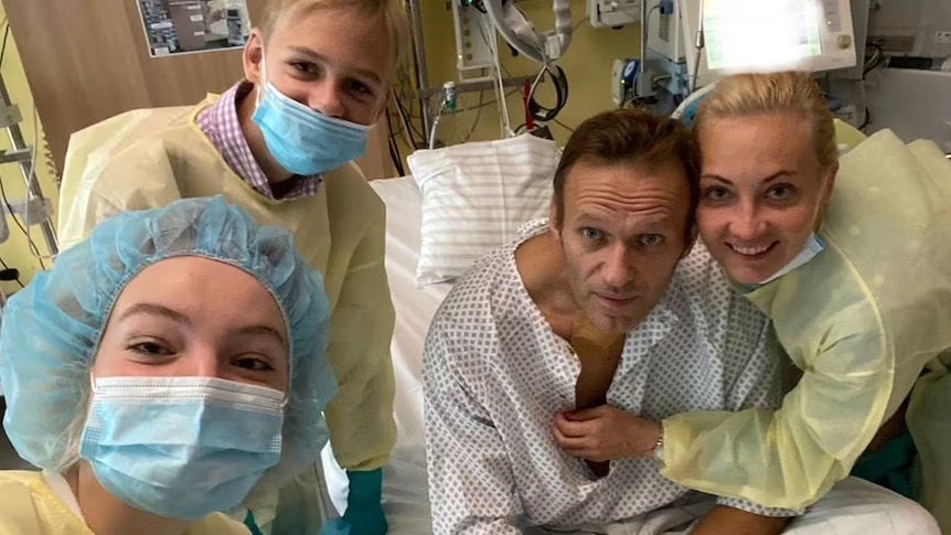 xaviercolas's tweet photo. Hace 6 años los servicios secretos rusos envenenaron a Alexei Navalny. 

Cuando fue ingresado de urgencia en agosto de 2020, Margarita Simonyan, la directora de la cadena de propaganda estatal rusa RT, minimizó y se burló del presunto envenenamiento a través de sus redes sociales. 
Afirmó públicamente que el líder opositor no había sido atacado, sino que simplemente sufría de un bajón severo de azúcar en la sangre (hipoglucemia). 
Aseguró en Twitter que a ella le pasaba exactamente lo mismo cuando pasaba mucho tiempo sin comer. Escribió que en esos momentos sentía "un sudor frío repentino, temblores y una debilidad salvaje".
El remedio del chocolate: Añadió de forma irónica que, para evitar esos problemas de salud, ella siempre llevaba un chocolate consigo cuando viajaba en avión.
Lo mejor (o peor) lo de la cucharada de azúcar: Se mofó de la gravedad del coma de Navalny recomendando que lo único que necesitaban hacer era darle "una cucharada de azúcar" para resolver el problema. 

Todas estas declaraciones formaron parte de una estrategia de los medios oficiales del Kremlin para sembrar dudas y ofrecer "explicaciones alternativas" antes de que Navalny fuera trasladado a Alemania, donde los laboratorios confirmaron que había sido envenenado con el agente nervioso Novichok.

Cuatro años después, Navalny murió en una prisión rusa.
