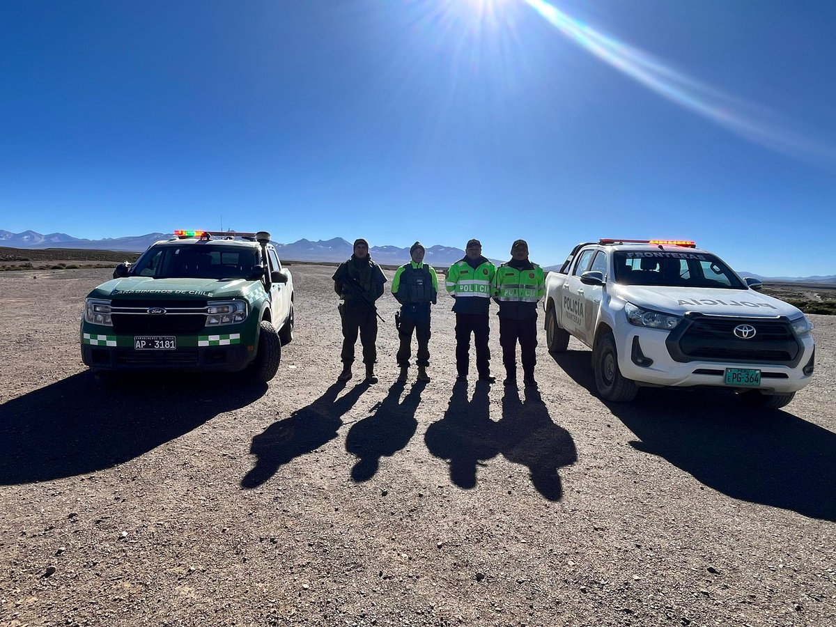 CarabArica's tweet photo. Continuamos en alerta y preocupados por el resguardo de los habitantes en el marco de las condiciones climáticas adversas que afectan al altiplano chileno. Carabineros de la Tenencia #Visviri realiza entrevistas y coordinaciones permanentes con las policías de los países vecinos. En esta oportunidad junto a la Policía Nacional del Perú 🇵🇪 fortaleciendo la cooperación fronteriza 🇨🇱 con intercambio oportuno de información, para adoptar medidas preventivas ante eventuales emergencias derivadas de las condiciones meteorológicas del sector. 🏔️👮🏼‍♂️🚔
