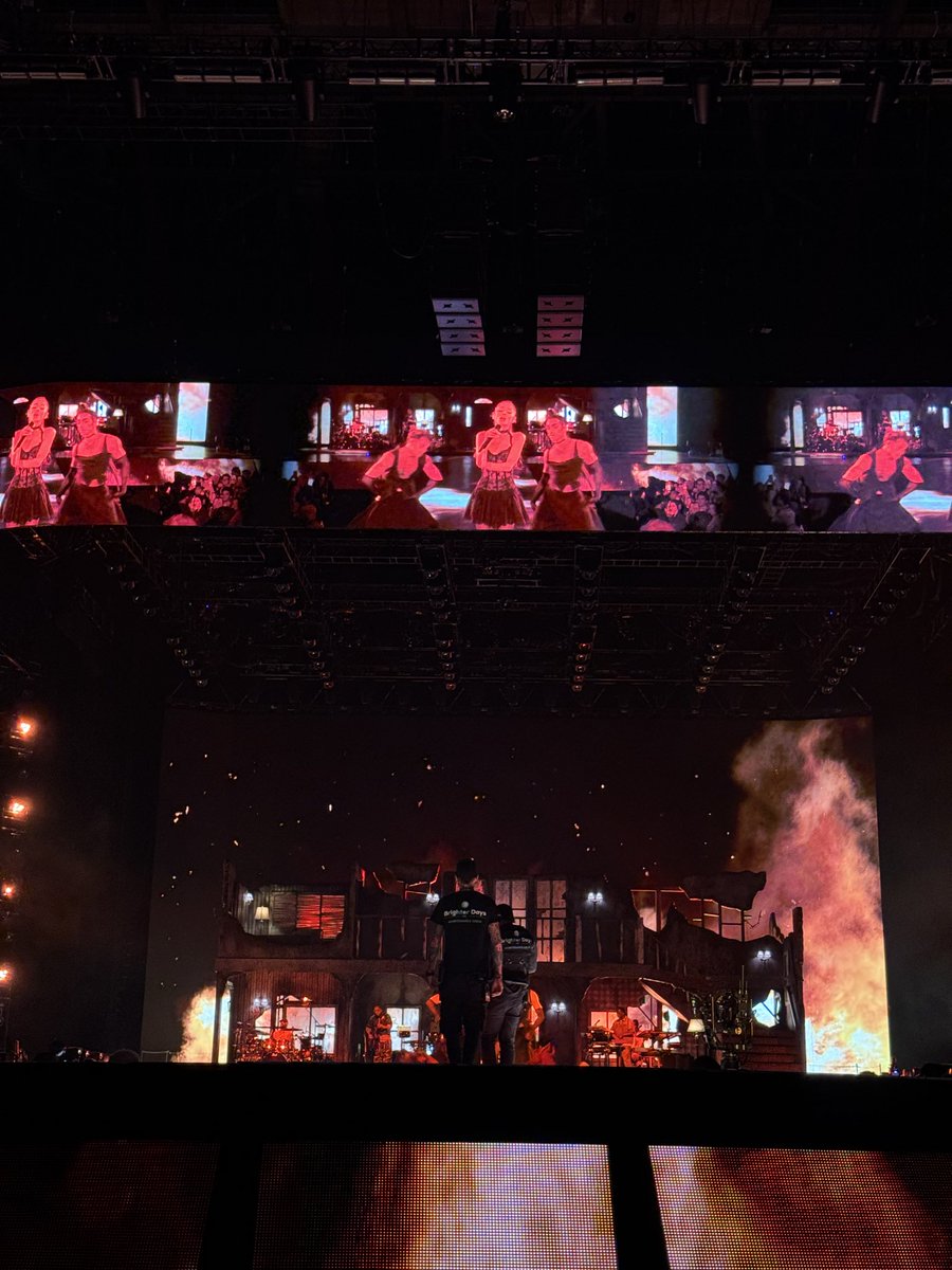 sunshinesnati0n's tweet photo. 🚨 THERE IS A CAMERA TEAM ON STAGE TONIGHT THE DOCUMENTARY IS SO COMING. https://t.co/gB4ygstcvT