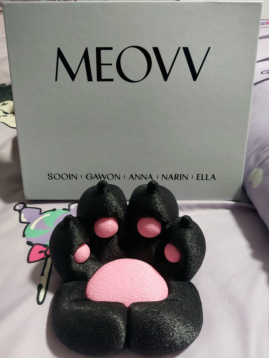 TeckMeWithYou's tweet photo. Found The Perfect Cat Paw Stand For My #Teleca MEOVV Group Slab !

#MEOVV #미야오 @OFFICIAL_MEOVV
@teleca_official
@MEOVV_talk #PAWMPAWM #CatPaw #MEOW #BRG #LimitedEdition #SOOIN #ANNA #ELLA #GAWON #NARIN https://t.co/MTJL8NvAKj