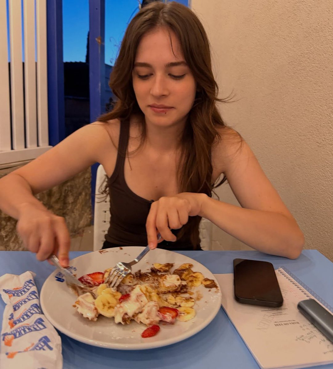 noctarruya's tweet photo. Ceren kruvasan yediği foto paylaşımış ata da diyor ki hani şeker kullanmıyorduk cerende sen konuşma demiş ve sonuna waffle emojisi koymuş büyük ihtimal ata ve helin'in waffle date'sinden bahsediyorrr ayy bunlar baya baya bir birlerini shipliyorrr #daha17 https://t.co/k2XpFo0ylv