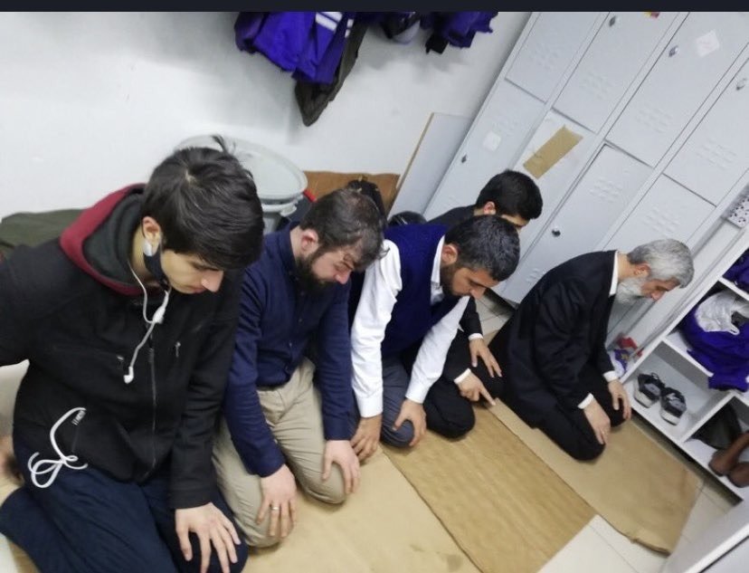 vicdangemisi's tweet photo. Fotoğrafa bakınca aynı safta bile herkes ayrı bir âlemde:

Kıbleye yönelişler farklı, kimisinin kulağında kulaklık ve elinde telefon; kimisi de ellerini dizlerin altına kadar indiriyor.

Namaz ciddiyet, huşû ve sünnete uygun bir şekilde eda edilmesi gereken bir ibadettir. 🤔 https://t.co/hX4ITcGZSJ