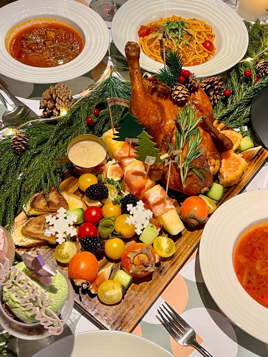 selwinbriggs's tweet photo. Festive feast alert! Our Christmas special plate: herb-crusted turkey, roasted veggies u0026 spiced cranberry sauce—warm, hearty, ready for your holiday joy! https://t.co/wqrSOlMoAi