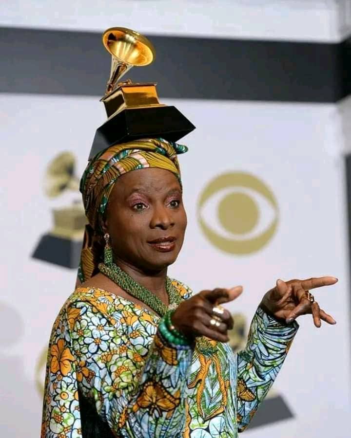 transmission_AF's tweet photo. Angélique Kidjo est depuis mardi, la première femme à avoir son étoile sur le walk of fame d’Hollywood  https://t.co/rmNhIvLGao https://t.co/WKq1Man8yy