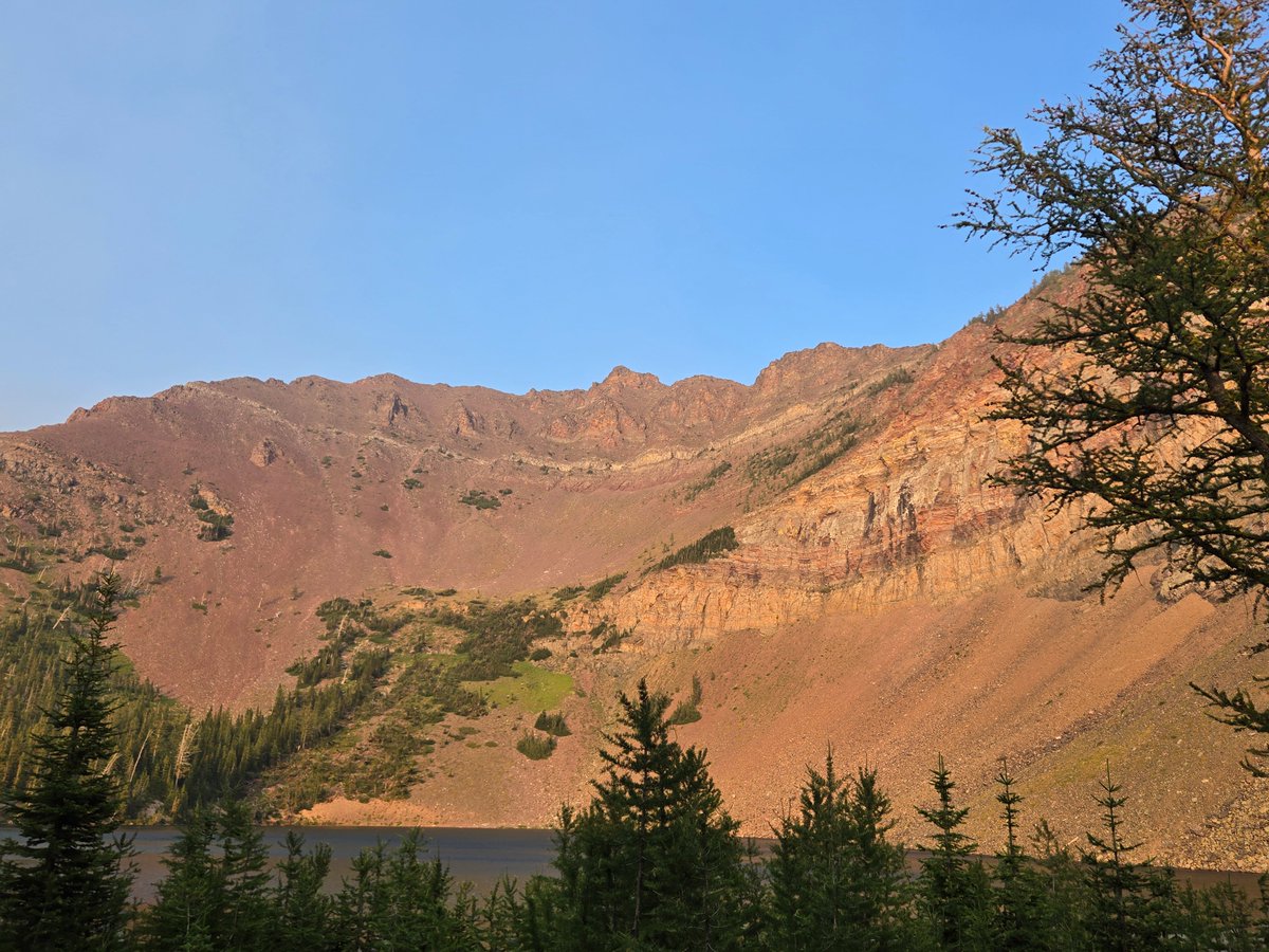 Fantasyflier's tweet photo. Love the late afternoon sunlight on mountains https://t.co/kiklslL3RD