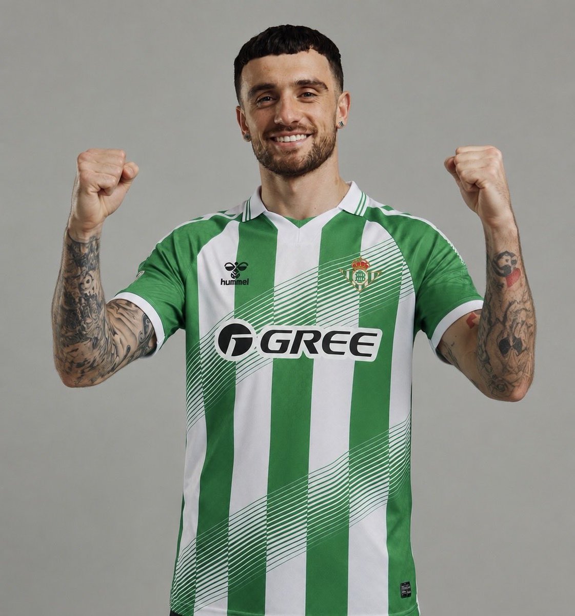 GonzaloTortosa's tweet photo. 🟢⚪️🚨 OFICIAL. Troy Parrott nuevo jugador del Real Betis. 🇮🇪🦜

1️⃣9️⃣ Por el momento ha cogido el número 19, aunque todavía no es definitivo.

-Traspaso de 16M€ fijos más 4M€ en variables.
-Contrato hasta 2031.

Apuesta grande del club para la delantera. 

@elchiringuitotv. https://t.co/1T13FrrvyP