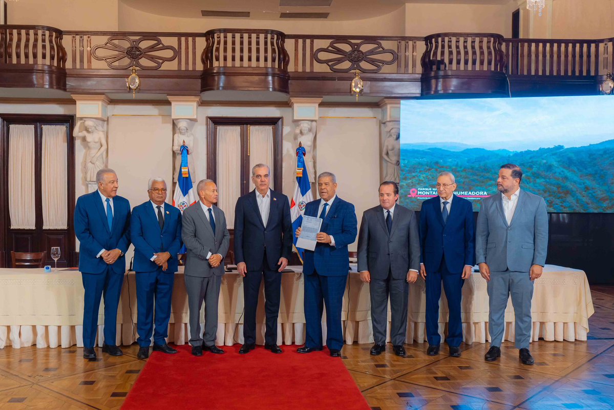 MinpreRD's tweet photo. 🇩🇴 La República Dominicana da un paso histórico en la protección de su patrimonio natural con la entrega al Estado de los títulos de propiedad de los parques nacionales Loma Novillero y Montaña La Humeadora, que abarcan 12.35 millones de m².

Más info: https://t.co/36XDgOOBxo https://t.co/nNSuOcuidQ
