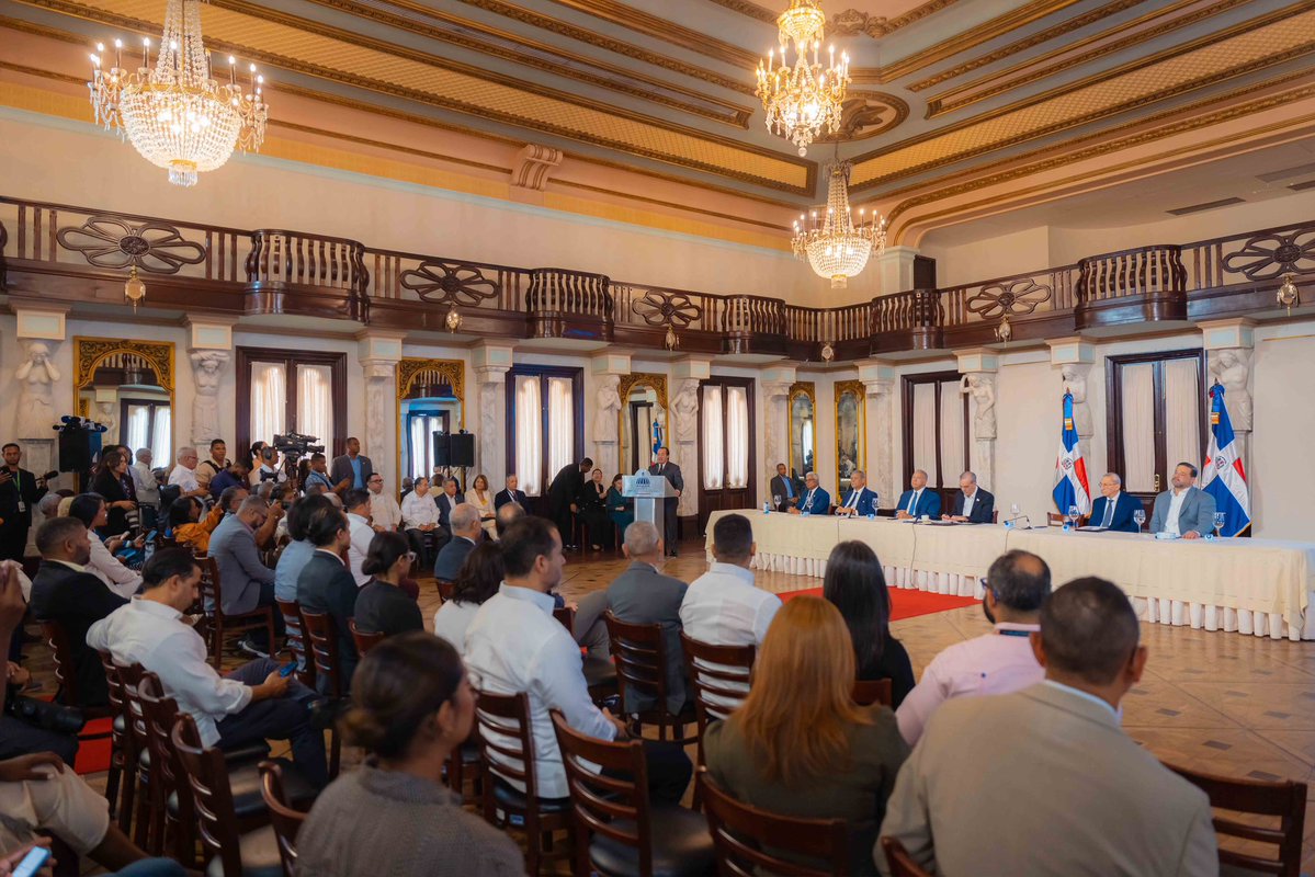 MinpreRD's tweet photo. 🇩🇴 La República Dominicana da un paso histórico en la protección de su patrimonio natural con la entrega al Estado de los títulos de propiedad de los parques nacionales Loma Novillero y Montaña La Humeadora, que abarcan 12.35 millones de m².

Más info: https://t.co/36XDgOOBxo https://t.co/nNSuOcuidQ