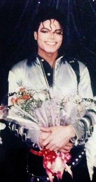 tIctothepyts's tweet photo. pretty men deserve pretty flowers 💖 https://t.co/eertKJrohJ