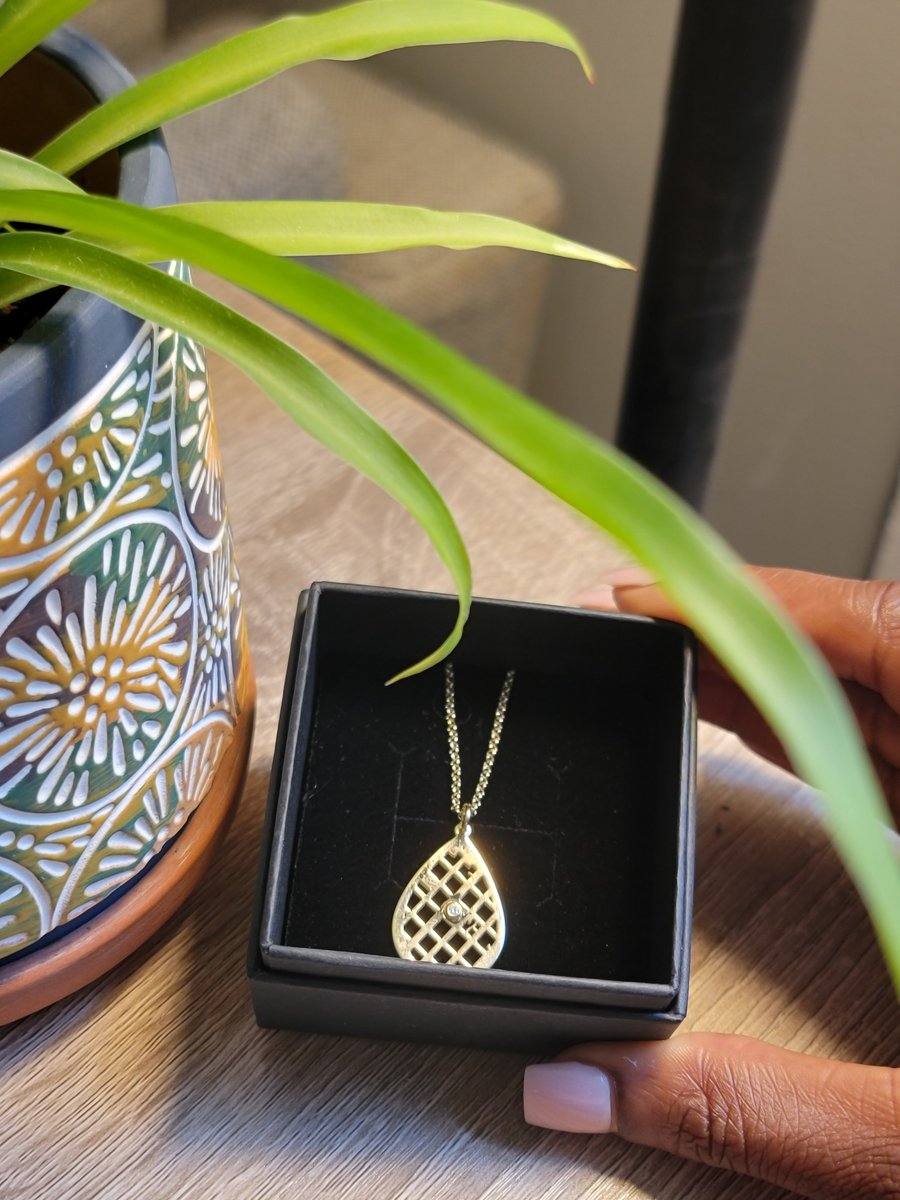 _WhatsGoodG's tweet photo. My man got me a gold necklace with a diamond to pin the exact gps location we had our first date in Houston. 😭😭😭 https://t.co/yCZV0PbGxQ