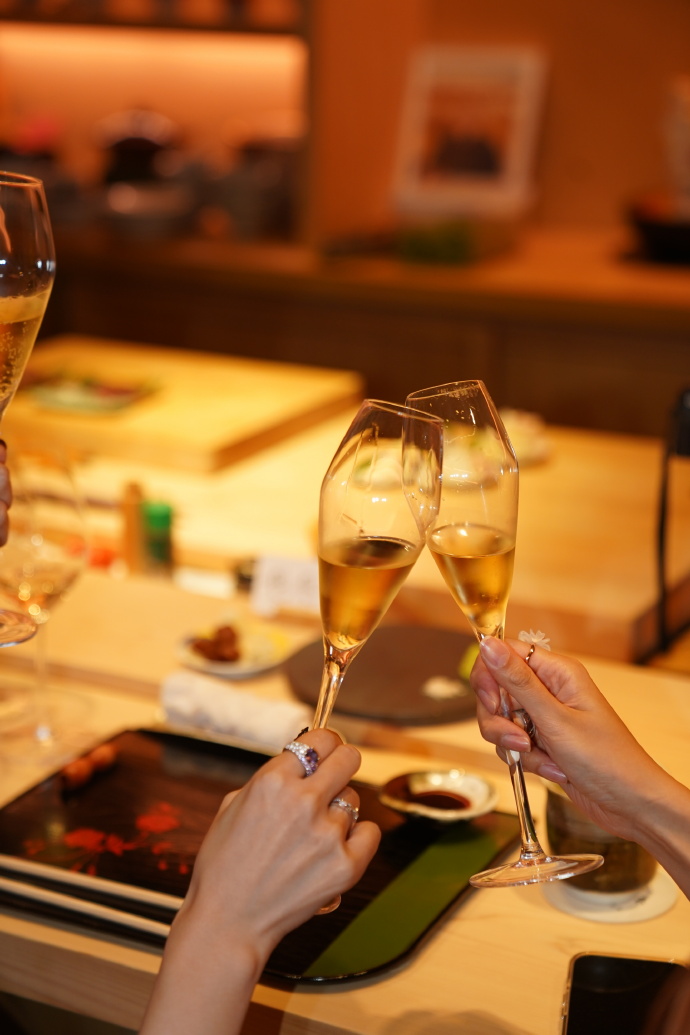 rozn_grg's tweet photo. Champagne clinks, confetti flutters—cheers to a new chapter, filled with tiny joys and big dreams! https://t.co/mvChF4arox