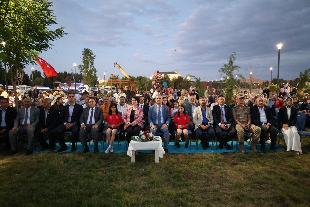 Dtilhamiyildiz's tweet photo. Ağrı’mıza yeni bir nefes, şehrimize yeni bir yaşam alanı…

İlimizin sosyal yaşamına değer katacak Bakan Murat Kurum Millet Bahçesi’ni; Valimiz Sayın Önder Bozkurt, il protokolümüz ve kıymetli hemşehrilerimizin katılımıyla düzenlenen törenle hizmete açtık.

Yaklaşık 35 bin metrekare yeşil alana sahip Millet Bahçemiz; çocuk oyun alanları, 6,5 kilometrelik yürüyüş parkuru, 3 kilometrelik bisiklet yolu, Millet Kıraathanesi ile futbol, basketbol ve voleybol sahalarıyla her yaştan vatandaşımıza hizmet verecek.

Bakan Murat Kurum Millet Bahçesi’nin Ağrı’mıza ve hemşehrilerimize hayırlı olmasını diliyorum. 

#Ağrı #MilletBahçesi #TürkiyeYüzyılı
