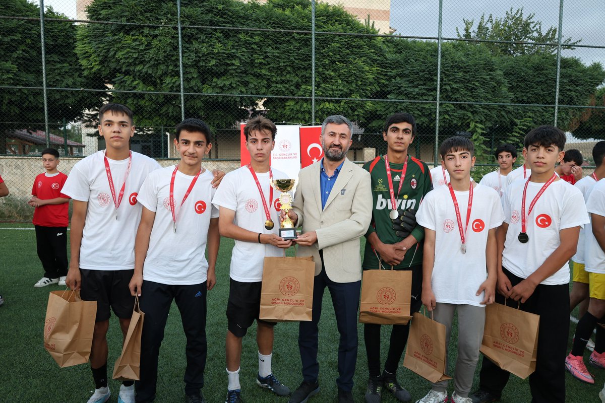 Dtilhamiyildiz's tweet photo. Ağrı’mıza yeni bir nefes, şehrimize yeni bir yaşam alanı…

İlimizin sosyal yaşamına değer katacak Bakan Murat Kurum Millet Bahçesi’ni; Valimiz Sayın Önder Bozkurt, il protokolümüz ve kıymetli hemşehrilerimizin katılımıyla düzenlenen törenle hizmete açtık.

Yaklaşık 35 bin metrekare yeşil alana sahip Millet Bahçemiz; çocuk oyun alanları, 6,5 kilometrelik yürüyüş parkuru, 3 kilometrelik bisiklet yolu, Millet Kıraathanesi ile futbol, basketbol ve voleybol sahalarıyla her yaştan vatandaşımıza hizmet verecek.

Bakan Murat Kurum Millet Bahçesi’nin Ağrı’mıza ve hemşehrilerimize hayırlı olmasını diliyorum. 

#Ağrı #MilletBahçesi #TürkiyeYüzyılı